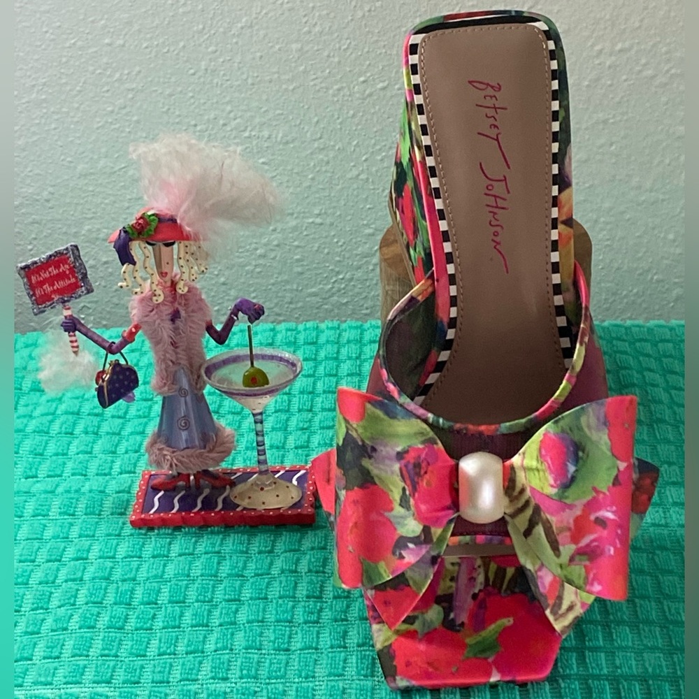 NEW..WOMENS BETSEY JOHNSON PINK FLORAL BOW WEDGE SANDALS 9 - Picture 3 of 16